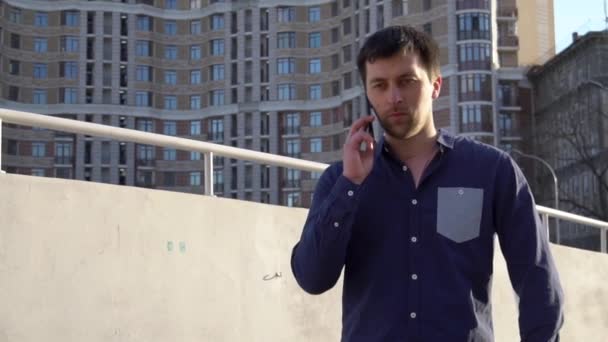 Sujet homme d'affaires en colère parle au téléphone. Jeune brune caucasienne mâle en chemise. Ouvrier de petite entreprise. Profession. Directeur des ventes. Realtor utilise un smartphone. Colère émotionnelle et haine contre la construction — Video