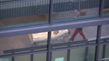 19 Ekim 2018. Almanya Helios Klinikum Krefeld. Klinik kat görünümünde pencereden istasyonları arasında koridoru geç Doktor Doktor insanlar yürümek