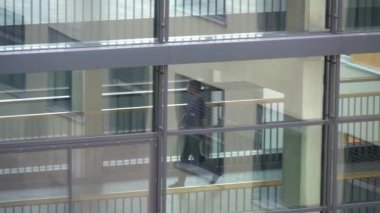 19 Ekim 2018. Almanya Helios Klinikum Krefeld. Klinik kat görünümünde pencereden istasyonları arasında koridoru geç Doktor Doktor insanlar yürümek
