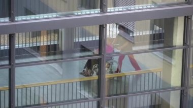 19 Ekim 2018. Almanya Helios Klinikum Krefeld. Klinik kat görünümünde pencereden istasyonları arasında koridoru geç Doktor Doktor insanlar yürümek