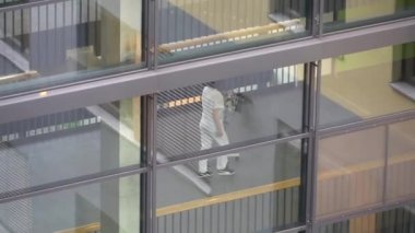 19 Ekim 2018. Almanya Helios Klinikum Krefeld. Klinik kat görünümünde pencereden istasyonları arasında koridoru geç Doktor Doktor insanlar yürümek