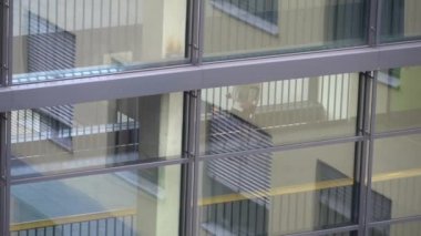 19 Ekim 2018. Almanya Helios Klinikum Krefeld. Klinik kat görünümünde pencereden istasyonları arasında koridoru geç Doktor Doktor insanlar yürümek