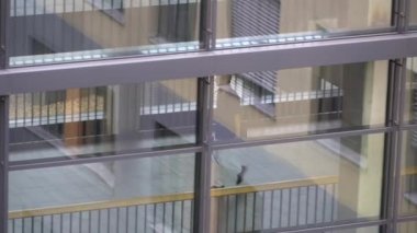 19 Ekim 2018. Almanya Helios Klinikum Krefeld. Klinik kat görünümünde pencereden istasyonları arasında koridoru geç Doktor Doktor insanlar yürümek