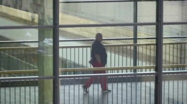 19 Ekim 2018. Almanya Helios Klinikum Krefeld. Klinik kat görünümünde pencereden istasyonları arasında koridoru geç Doktor Doktor insanlar yürümek