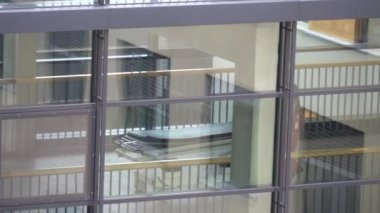 19 Ekim 2018. Almanya Helios Klinikum Krefeld. Klinik kat görünümünde pencereden istasyonları arasında koridoru geç Doktor Doktor insanlar yürümek