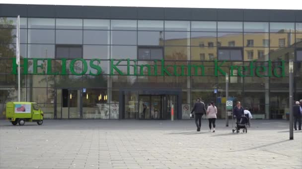 19 de octubre de 2018. Alemania, Krefeld. Entrada exterior edificio del hospital. Puertas correderas fachada de vidrio clínica europea. Territorio y área de recreación. Personas caminan visitantes — Vídeos de Stock