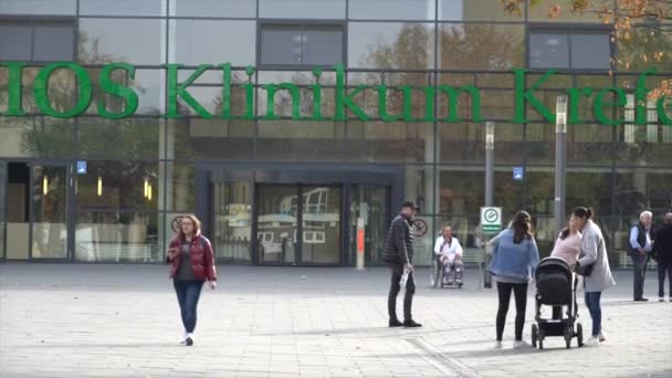 19 de octubre de 2018. Alemania, Krefeld. Entrada exterior edificio del hospital. Puertas correderas fachada de vidrio clínica europea. Territorio y área de recreación. Personas caminan visitantes — Vídeos de Stock