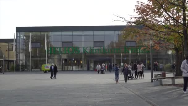 19 Ekim 2018. Almanya, Krefeld. Giriş dış Hastane Binası. Yana kayar cam cephe Avrupa klinik. Bölge ve rekreasyon alanı. İnsanlar ziyaret edenler yürüyüş — Stok video