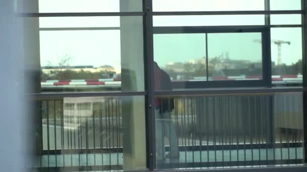 19 ottobre 2018. Germania Helios Klinikum Krefeld. Medico personale medico camminare lungo il corridoio tra le stazioni della clinica sulla vista piano attraverso la finestra — Video Stock
