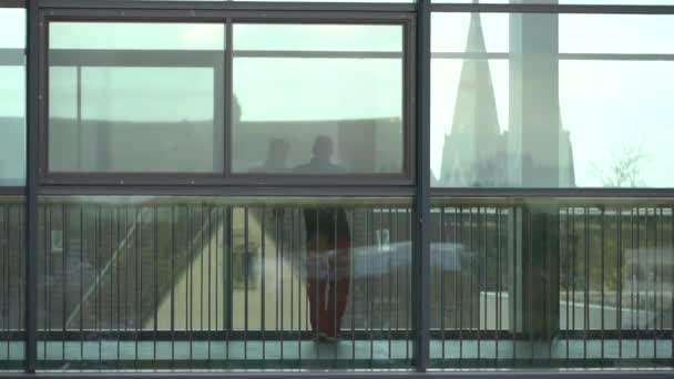 19 października 2018 r. Niemczech Helios Klinikum Krefeld. Lekarz lekarz ludzie chodzą w korytarzu między stacjami kliniki na piętrze widok przez okno — Wideo stockowe