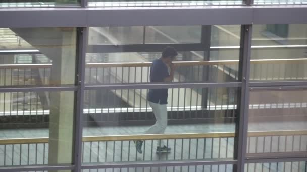 19 Ekim 2018. Almanya Helios Klinikum Krefeld. Klinik kat görünümünde pencereden istasyonları arasında koridoru geç Doktor Doktor insanlar yürümek — Stok video