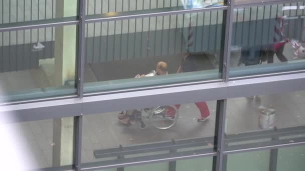 Oktober 19, 2018. Duitsland Helios Klinikum Krefeld. Doctor doctor mensen lopen langs de corridor tussen de stations van de kliniek op de weergave van de vloer door het raam — Stockvideo