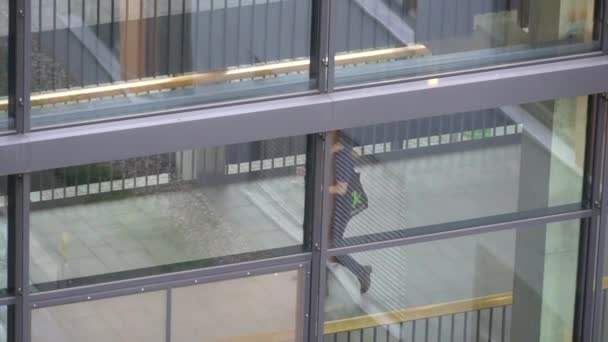 19 oktober 2018. Tyskland Helios Klinikum Krefeld. Läkare läkare människor promenera längs korridoren mellan stationerna i kliniken på golvet utsikten genom fönstret — Stockvideo