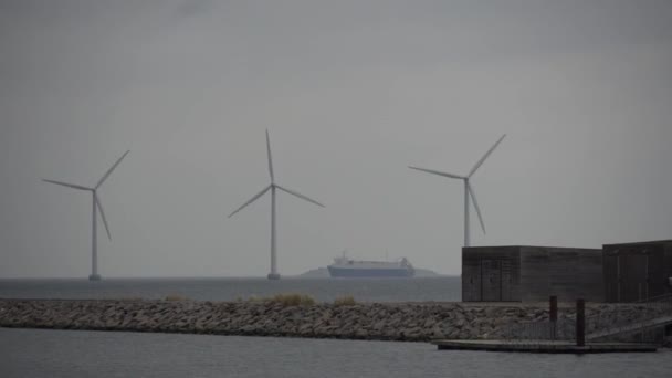 Das Thema ist Nettostromerzeugung und Umweltschutz. eine Reihe von Windflügeln, Windkraft in der Ostsee in Europa Dänemark Kopenhagen im Winter — Stockvideo