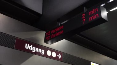 18 Şubat 2019. Danimarka, Copenhagen. İnsanlar yolcular metro metro çok binmek. Avrupa'nın ortak yolcu kentsel Belediye ulaşım