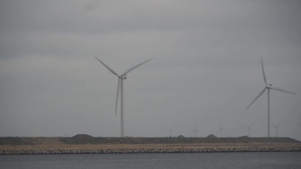 Il tema è la produzione netta di energia e la tutela dell'ambiente. Un certo numero di pale eoliche, energia eolica nel Mar Baltico in Europa Danimarca Copenaghen in inverno — Video Stock