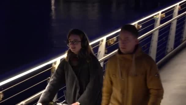 18 de febrero de 2019. Dinamarca, Copenhague. El puente peatonal se divide en dos partes: una carretera para bicicletas y una ruta de senderismo. Vista nocturna de la ciudad con punto culminante. Vista ecológica de la bicicleta de transporte en Europa — Vídeos de Stock