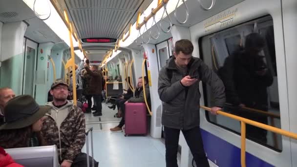 18 Februari 2019. Denmark, Kopenhagen. Subway metro banyak penumpang naik. Transportasi kota penumpang publik di Eropa — Stok Video