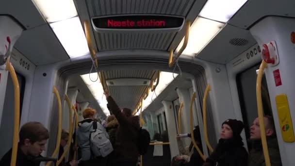 18 februari 2019. Danmark, Köpenhamn. Tunnelbana metro massa personer passagerare rida. Stads kommunala kollektivtrafik i Europa — Stockvideo