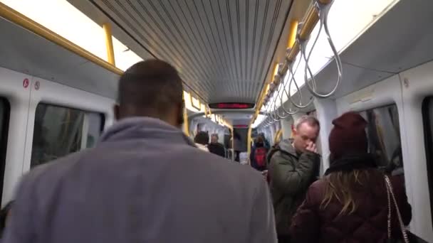 18 lutego 2019. Dania, Copenhagen. Jazdy metra metra mnóstwo ludzi pasażerów. Publicznych gminy transportu miejskiego w Europie — Wideo stockowe