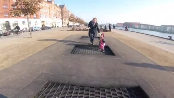 18 de febrero de 2019. Dinamarca, jalá. La persona adulta se regocija como un niño. Trampolín de juegos en el suelo, trampolín para niños, manantiales vomita gente funl. Mujer saltando en la calle trampolín — Vídeos de Stock