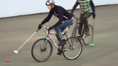 17 Mart 2019. Ukrayna, Kiev. Bisiklet polo oyunu. Grup şehir bisiklet üzerinde insanlar takımının eğitim Stadyumu takım oyunu oynamak. Bisiklet onun elinde sopayla adam topu hedef haline başladı.