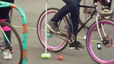 17 Mart 2019. Ukrayna, Kiev. Bisiklet polo oyunu. Grup şehir bisiklet üzerinde insanlar takımının eğitim Stadyumu takım oyunu oynamak. Bisiklet onun elinde sopayla adam topu hedef haline başladı.