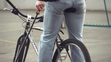 17 Mart 2019. Ukrayna, Kiev. Bisiklet polo oyunu. Grup şehir bisiklet üzerinde insanlar takımının eğitim Stadyumu takım oyunu oynamak. Bisiklet onun elinde sopayla adam topu hedef haline başladı.