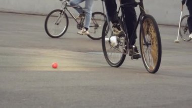 17 Mart 2019. Ukrayna, Kiev. Bisiklet polo oyunu. Grup şehir bisiklet üzerinde insanlar takımının eğitim Stadyumu takım oyunu oynamak. Bisiklet onun elinde sopayla adam topu hedef haline başladı.