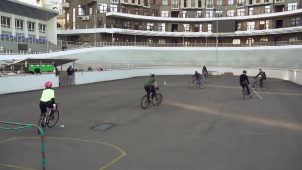 17 mars 2019. Ukraine, Kiev. Jeu de polo vélo. groupe de personnes équipe sur les vélos de ville s'entraînent jeu d'équipe dans le stade. homme à vélo avec un bâton dans ses mains coups de pied balle dans le but — Video