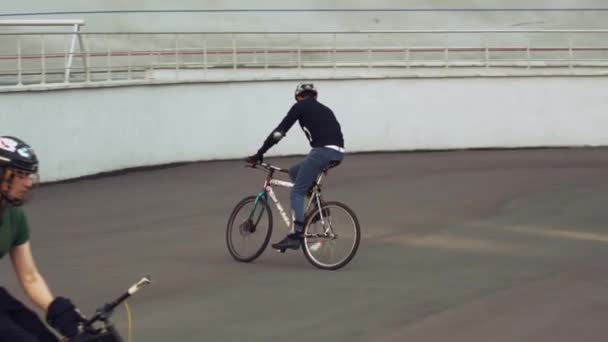 17 maart 2019. Oekraïne, Kiev. Bike polo spel. groep mensen team op stadsfietsen zijn training team spel in stadion. man op fiets met stok in zijn handen schopt bal in het doel — Stockvideo