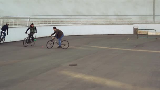 3 월 17 일, 2019입니다. 우크라이나, 키예프 자전거 폴로 게임입니다. 도시 자전거에 사람들이 팀의 그룹은 경기장에 팀 게임 훈련. 목표에 볼을 맞이 하는 그의 손에 지팡이 가진 자전거에 남자 — 비디오