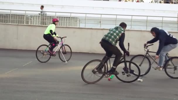 17 marzo 2019. Ucraina, Kiev. Gioco di Bike Polo. gruppo di persone squadra su biciclette da città si allenano gioco di squadra nello stadio. uomo in bicicletta con bastone in mano calcia palla in porta — Video Stock