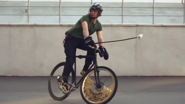 3 월 17 일, 2019입니다. 우크라이나, 키예프 자전거 폴로 게임입니다. 도시 자전거에 사람들이 팀의 그룹은 경기장에 팀 게임 훈련. 목표에 볼을 맞이 하는 그의 손에 지팡이 가진 자전거에 남자 — 비디오