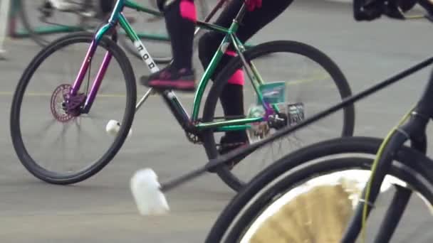 2019年3月17日。乌克兰, 基辅。自行车马球游戏。一群骑着城市自行车的人组正在体育场训练打团队比赛。骑自行车的人手里拿着棍子, 把球踢进球门 — 图库视频影像