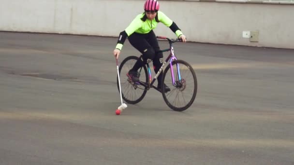 17 marca 2019. Ukraina, Kijów. Gry Bike polo. Grupa osób zespołu na rowery górskie są szkolenia, gra zespół gra na stadionie. człowiek na rowerze z kijem w ręku wykopuje piłkę do bramki — Wideo stockowe