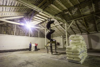 Üretim ve işleme Tema. Tahıl üretimi için mekanizmalar eski düşük teknoloji tesisinde. Sovyetler Birliği'nin fabrika kez. Kurumsal taşımacılığı.