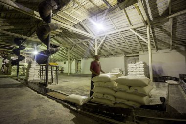 14 Ekim 2014.Ukraine.Kyiv.Workers kurumsal. İki beyaz delikanlı yükleyici eski bir fabrikada çalışıyorum. Çanta bir nakliye kemer üzerine yükleme.