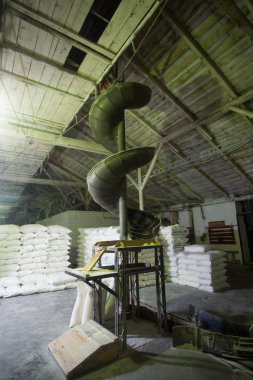 Üretim ve işleme Tema. Tahıl üretimi için mekanizmalar eski düşük teknoloji tesisinde. Sovyetler Birliği'nin fabrika kez. Kurumsal taşımacılığı.