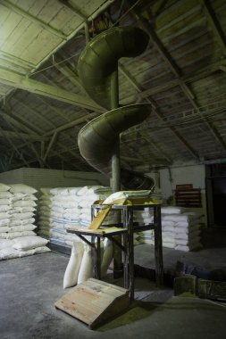 Üretim ve işleme Tema. Tahıl üretimi için mekanizmalar eski düşük teknoloji tesisinde. Sovyetler Birliği'nin fabrika kez. Kurumsal taşımacılığı.