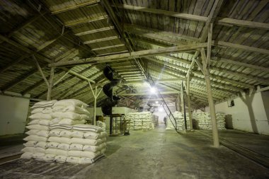Üretim ve işleme Tema. Tahıl üretimi için mekanizmalar eski düşük teknoloji tesisinde. Sovyetler Birliği'nin fabrika kez. Kurumsal taşımacılığı.