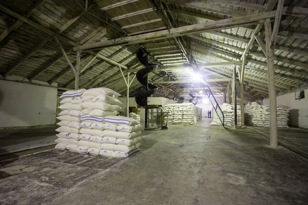 El tema de la producción y el procesamiento. Mecanismos en la antigua planta de baja tecnología para la producción de grano. Tiempos de fábrica de la Unión Soviética. Transporte de mercancías en la empresa . — Foto de Stock