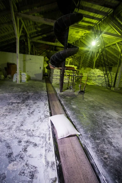 El tema de la producción y el procesamiento. Mecanismos en la antigua planta de baja tecnología para la producción de grano. Tiempos de fábrica de la Unión Soviética. Transporte de mercancías en la empresa . —  Fotos de Stock