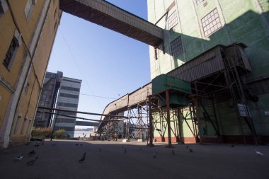 Eski bitki bölge. Binalar gıda depolama ve nakliye için. Metal yapılar Kulesi ve kuleleri eski bitki Doğu Avrupa, çevre polluti üzerindeki etkisi