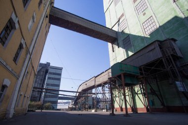 Eski bitki bölge. Binalar gıda depolama ve nakliye için. Metal yapılar Kulesi ve kuleleri eski bitki Doğu Avrupa, çevre polluti üzerindeki etkisi