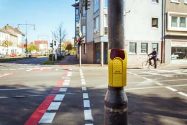 Bulanık insanlar yola yaya geçidi, yakın sarı geçiş düğmesi Almanya, Krefeld sokakta geçiş düğmesiyle yaya geçidi