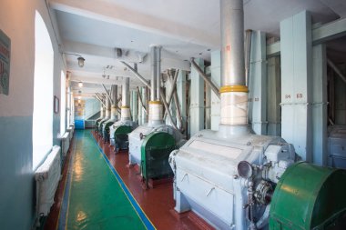 Endüstriyel buğday işleme makine bir eski zaman un üretimde bitki Sovyetler. Buğday tanesi derisini ayırır. Tema sanayi ve tarım.