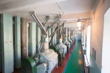 Endüstriyel buğday işleme makine bir eski zaman un üretimde bitki Sovyetler. Buğday tanesi derisini ayırır. Tema sanayi ve tarım.