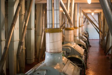 Endüstriyel buğday işleme makine bir eski zaman un üretimde bitki Sovyetler. Buğday tanesi derisini ayırır. Tema sanayi ve tarım.