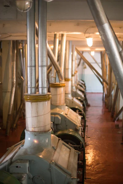 Máquina de procesamiento de trigo industrial en una antigua planta de producción de harina soviética. Separa el grano de trigo de la piel. Industria temática y agricultura . —  Fotos de Stock